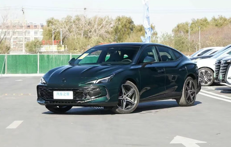 2.0T+9AT，261马力，405牛·米，12.59万起，年轻人买车看看它！
